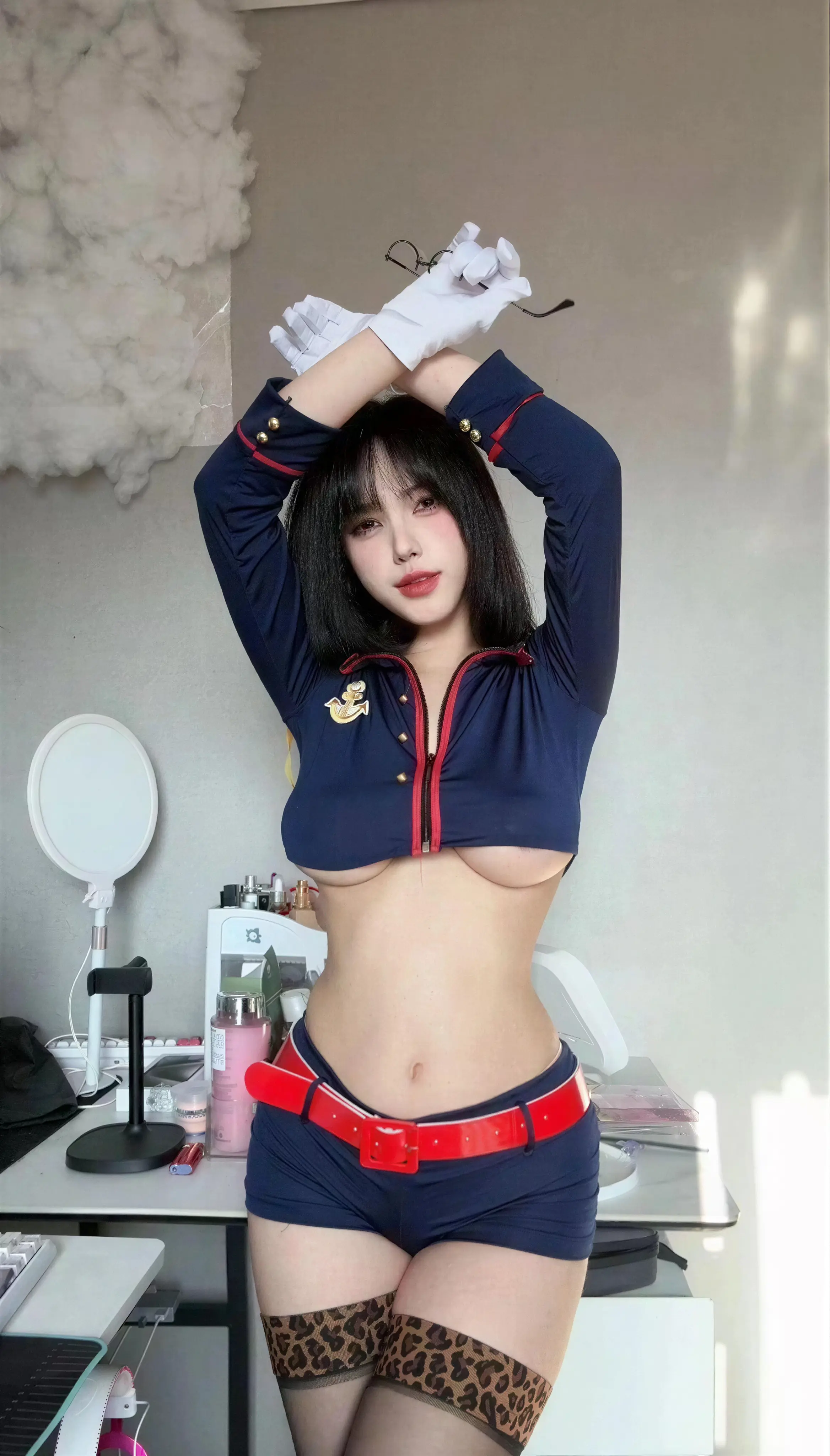 琳铛 – 豹纹黑丝开胸装 20P